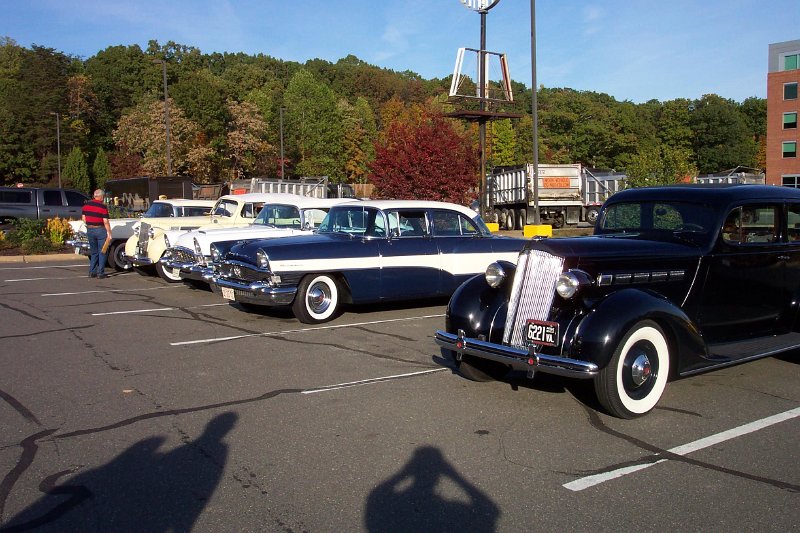 Image_Kodak_DX4900 004.JPG - Packards in the parking lot